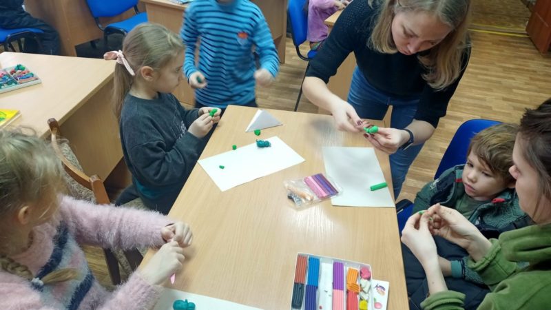 Юные ружане лепили лягушонка