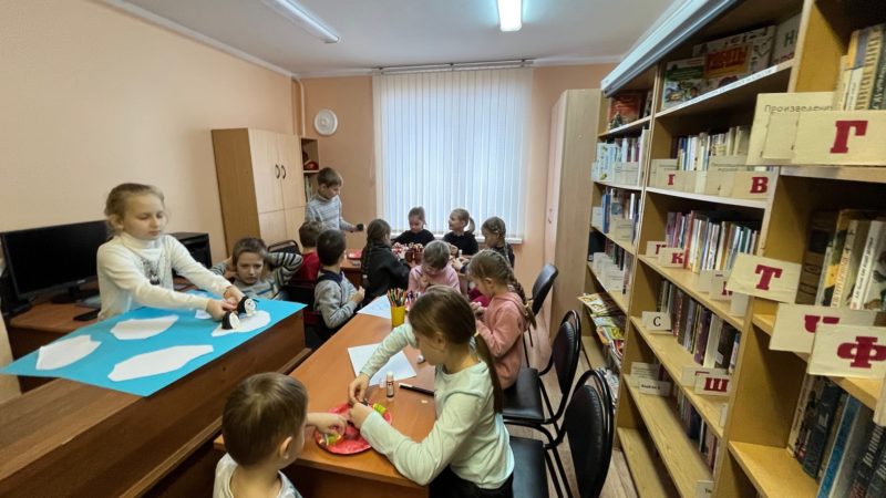 В Старорузской библиотеке ребята мастерили аппликацию