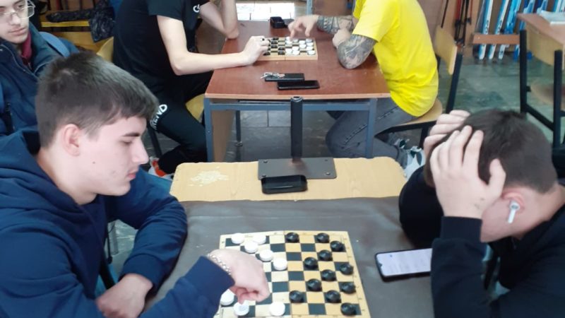 В Тучково студенты играли в шашки