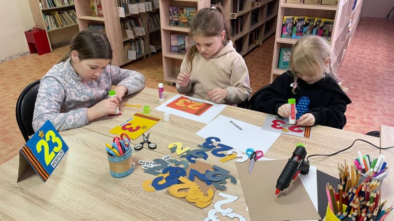 Никольцы делали сувениры для пап