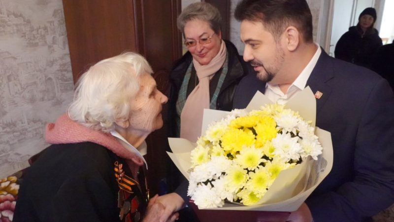 Николай Пархоменко вручил цветы ветерану Великой Отечественной войны