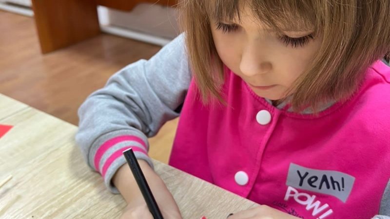 Тучковцы мастерили куклу на шпажках