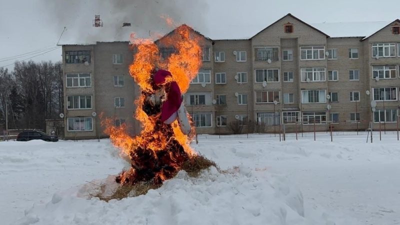 В Нововолково сожгли чучело Зимы