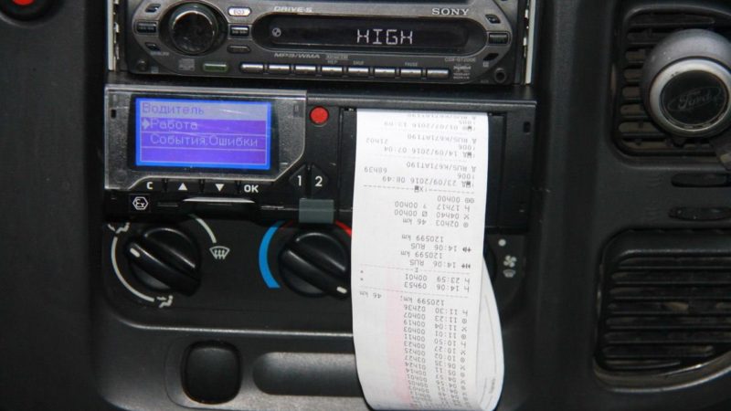 Сотрудники Госавтоинспекции проверяют наличие тахографов в грузовых автомобилях и автобусах