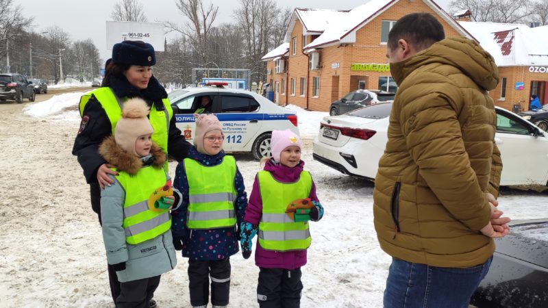 Юные ружане изготовили открытки для мужчин