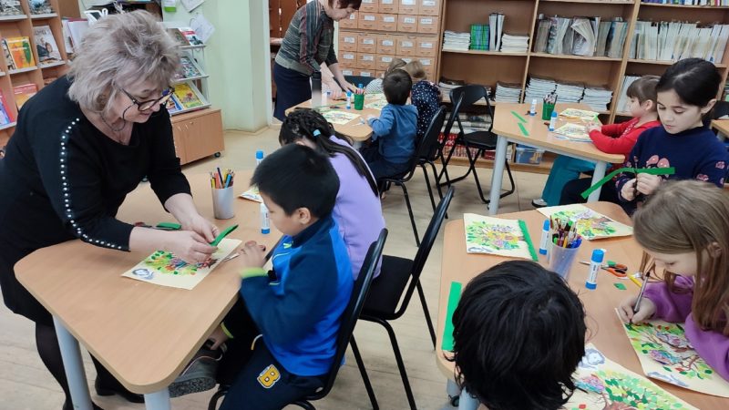 Юные тучковцы делали аппликацию «У Лукоморья»