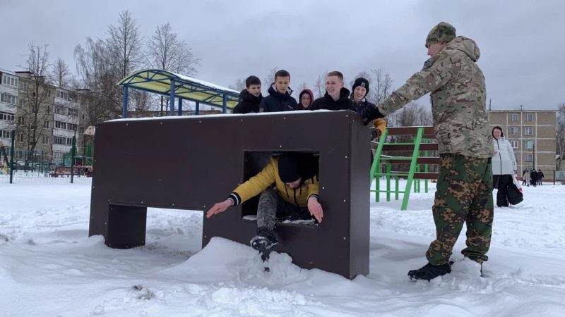 В Рузе юнармейцы преодолевали полосу препятствий