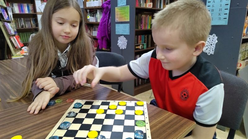 В Краснооктябрьскую библиотеку – читать и играть