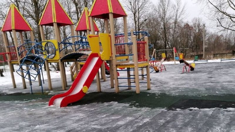 В Рузском округе убирают снег на игровых комплексах