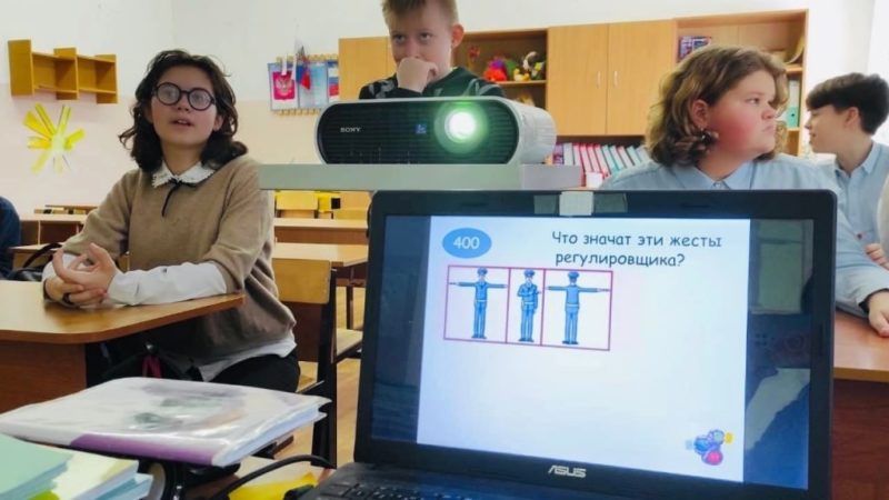 Лицеисты участвуют в практических занятиях по ПДД