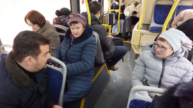 Глава округа пообщался с пассажирами автобуса на маршруте №21