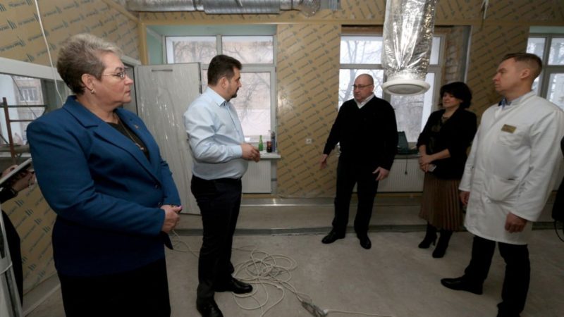 Глава округа проверил ремонт рентген-кабинета в Рузской поликлинике