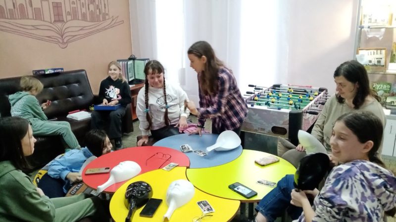 Юные ружане в библиотеке почитали и поиграли