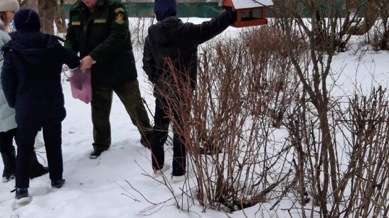 Космодемьянские школьники подкармливают зимующих птиц