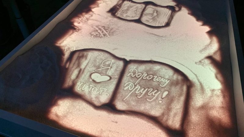 Ко Дню дарения книг – песочная анимация в Рузской библиотеке