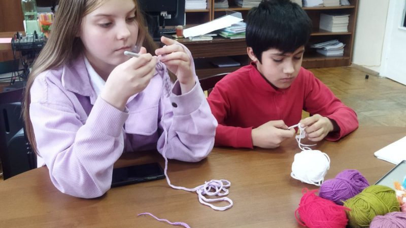 Юные ружане осваивали вязание в библиотеке