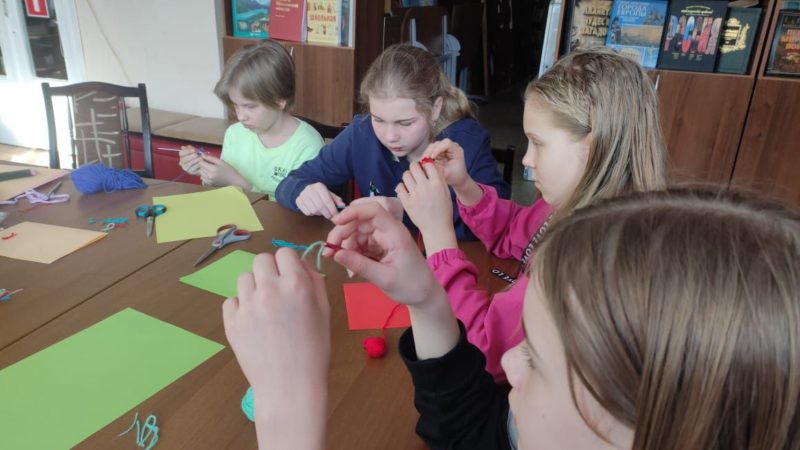 Юные ружанки вяжут украшения сами