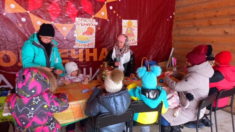 Юные ружане на Масленицу сами сделали себе кукол