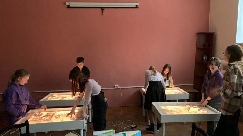 Дружба в песочном изображении юных ружан