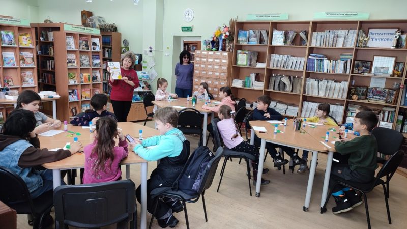 Юные тучковцы делали подарки для пап в библиотеке