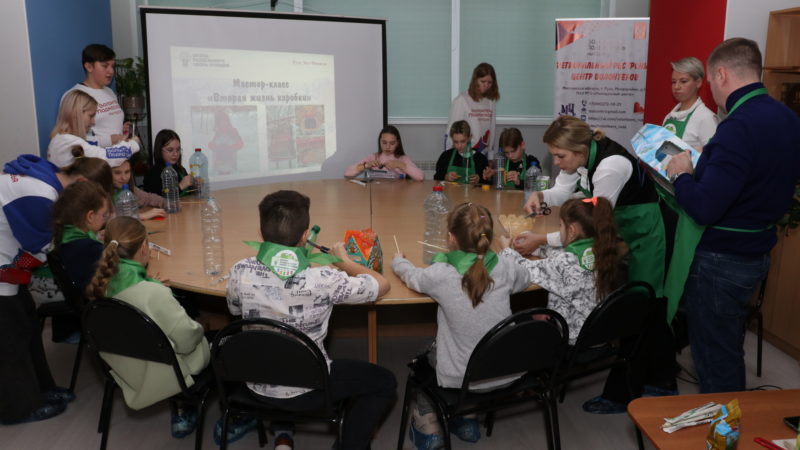 В Рузе волонтеры подкармливают птиц