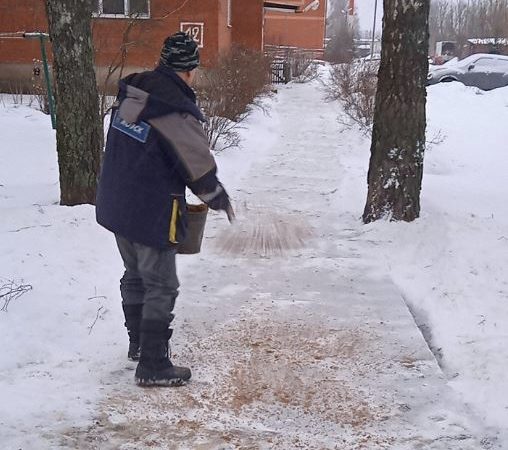 В Рузском округе посыпают дороги и тротуары