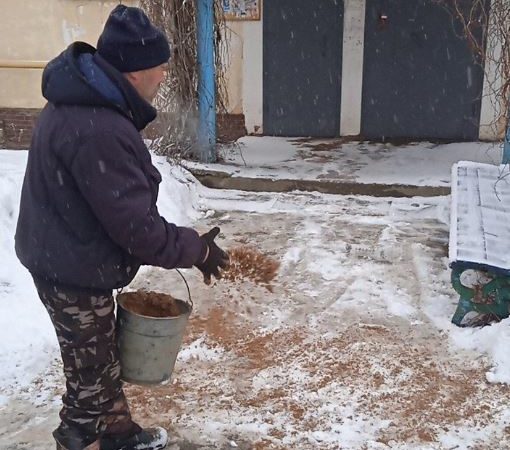 В Рузском округе обрабатывают пескосоляной смесью дороги и тротуары