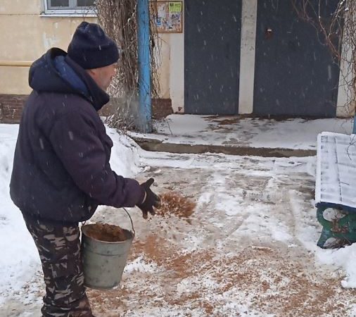 В Рузском округе посыпают дороги и тротуары