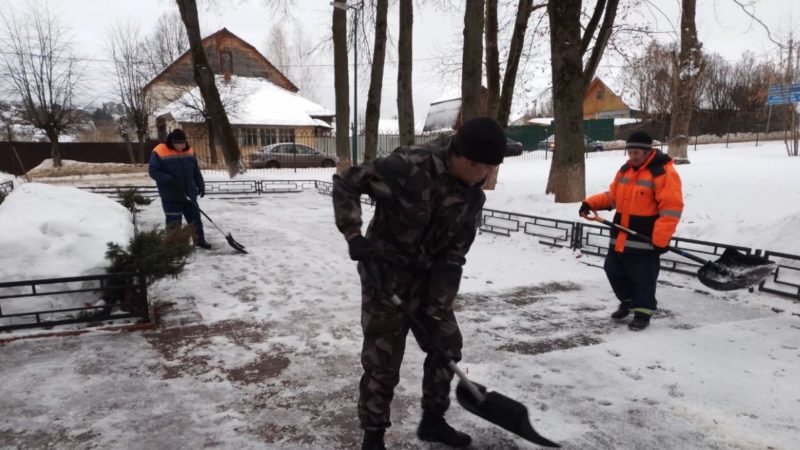 В Рузском округе убирают снег