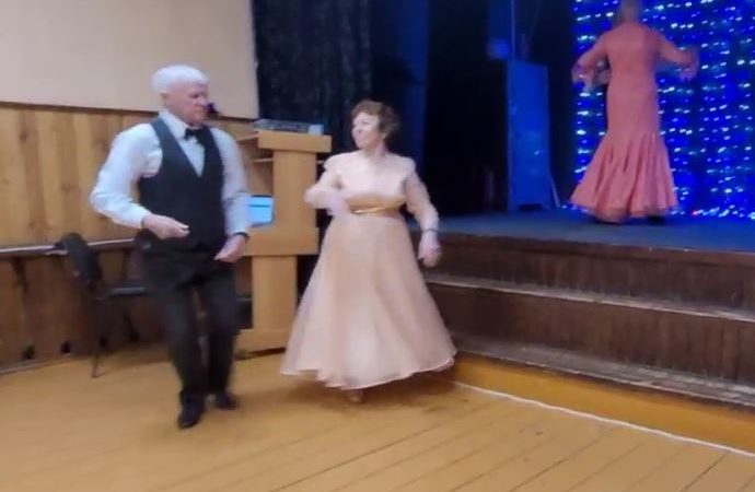 Пенсионеров приглашают на бальные танцы