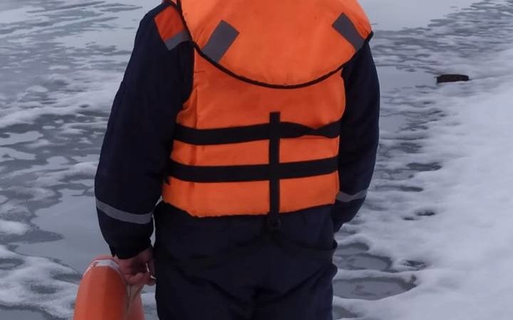 Рыбаков предупреждают: лед на водоемах таит опасность