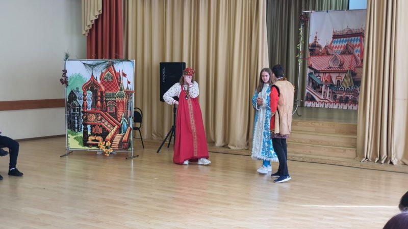 Гимназисты посмотрели спектакль школьного театра