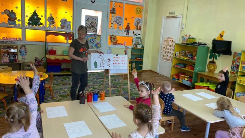 Нововолковские дошкольники рисовали лошадку