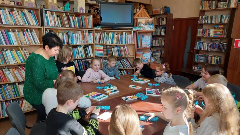 Юные дороховчане занимались лепкой