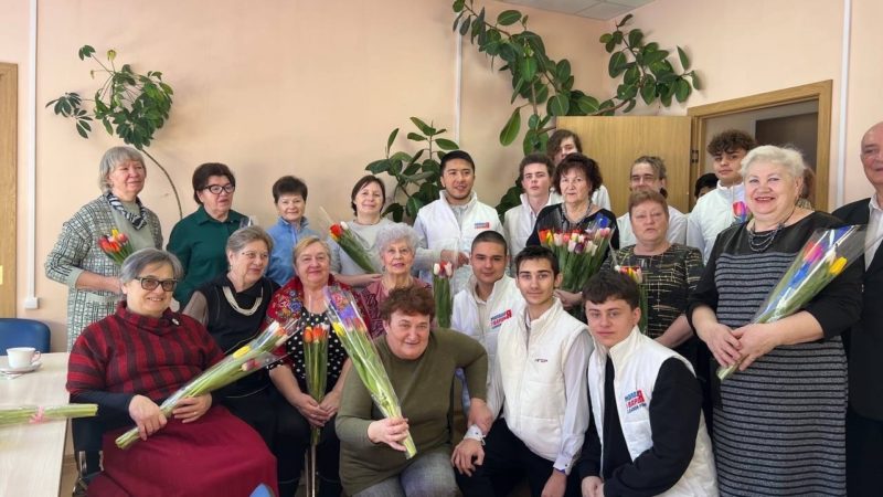 Молодогвардейцы поздравили женщин из общества инвалидов