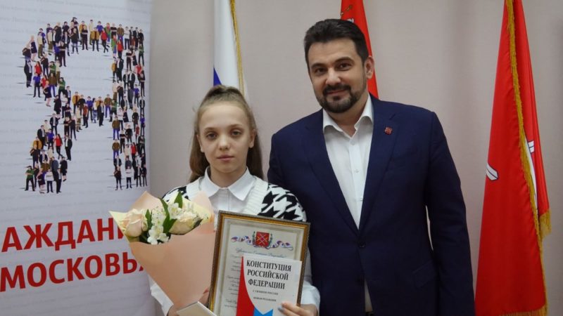 Глава округа вручил паспорта 14-летним ружанам