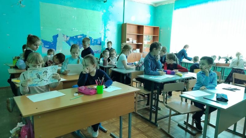 Сытьковцы рисовали цветными карандашами