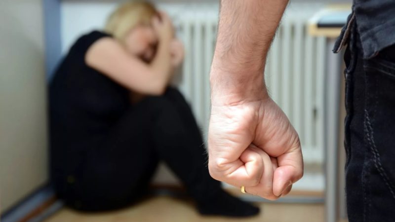 Нетрезвый ружанин выгнал из квартиры бывшую жену и набросился на полицейского