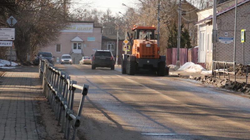 В Рузском округе убирают смет с обочин дорог