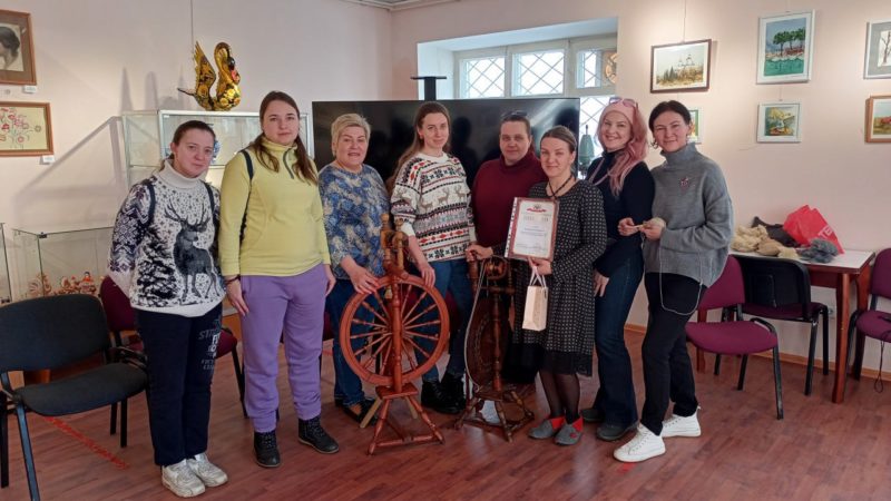 Ружанам показали, как прясть шерсть