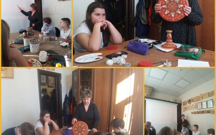 Дороховчане расписали изделия Гаютинской росписью