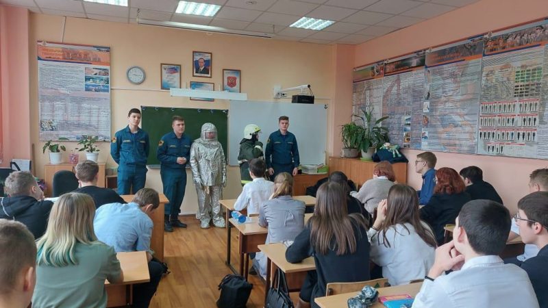 Рузским школьникам показали пожарное обмундирование