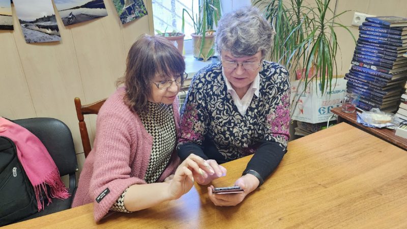 Дороховские долголеты изучают опции мобильного телефона