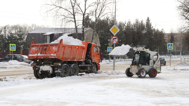 В Рузском округе очищают от снега дороги и тротуары