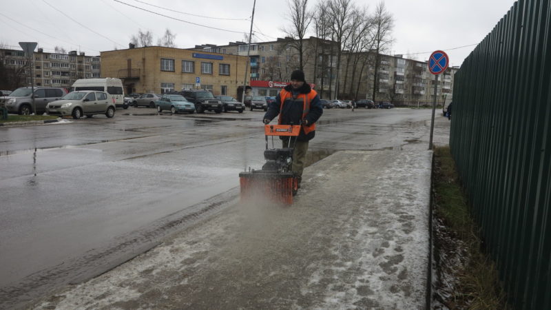 В Рузском округе наводят чистоту на тротуарах