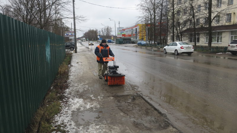 В Рузском округе подметают песок на тротуарах