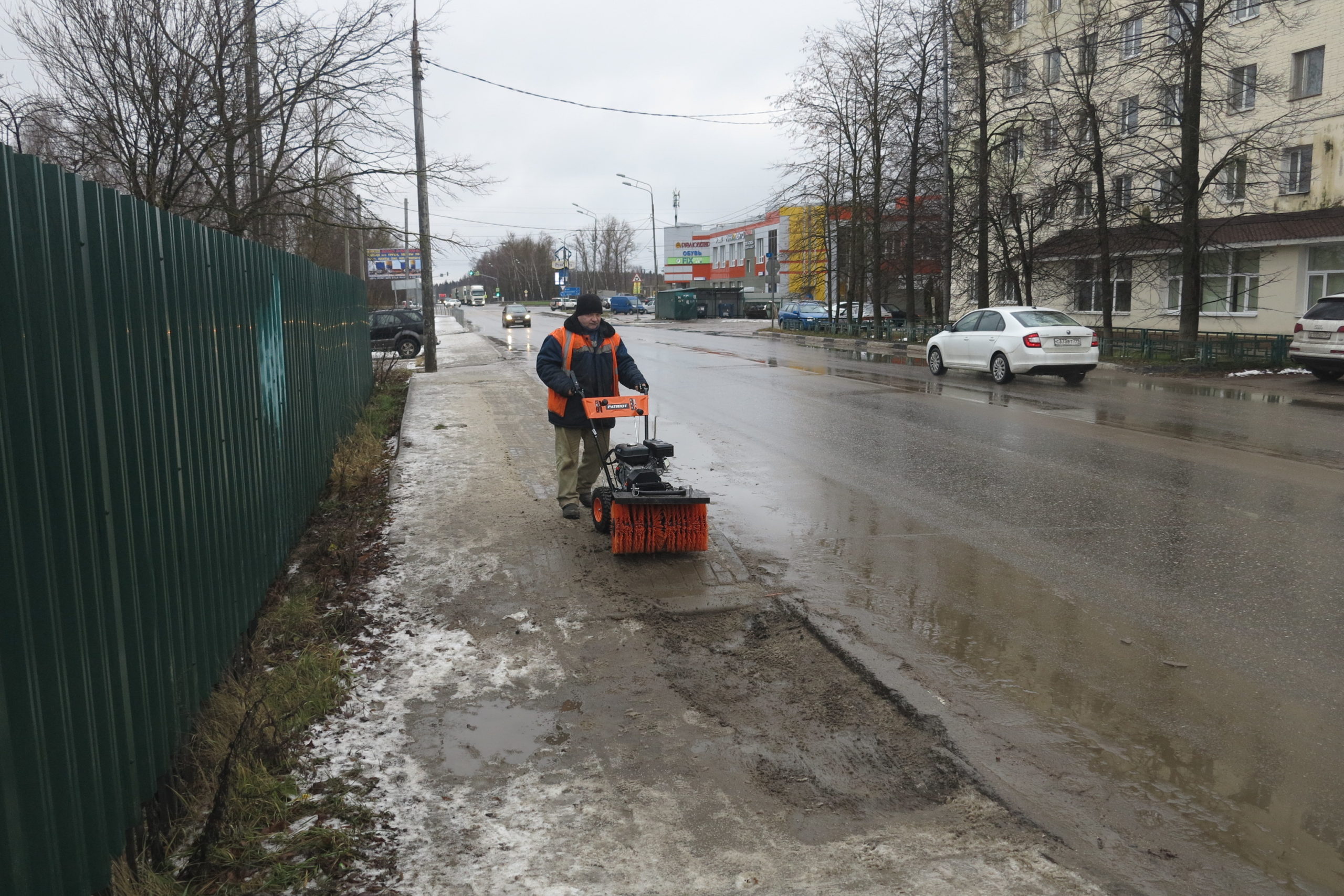 В Рузском округе подметают песок на тротуарах | 29.03.2023 | Руза -  БезФормата