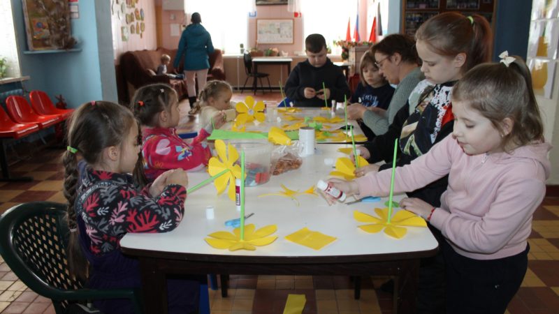Дороховчане мастерили тюльпаны с сюрпризом