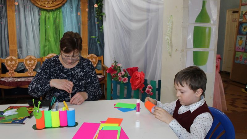 Гусеницу-карандашницу делали в Дороховском ДК