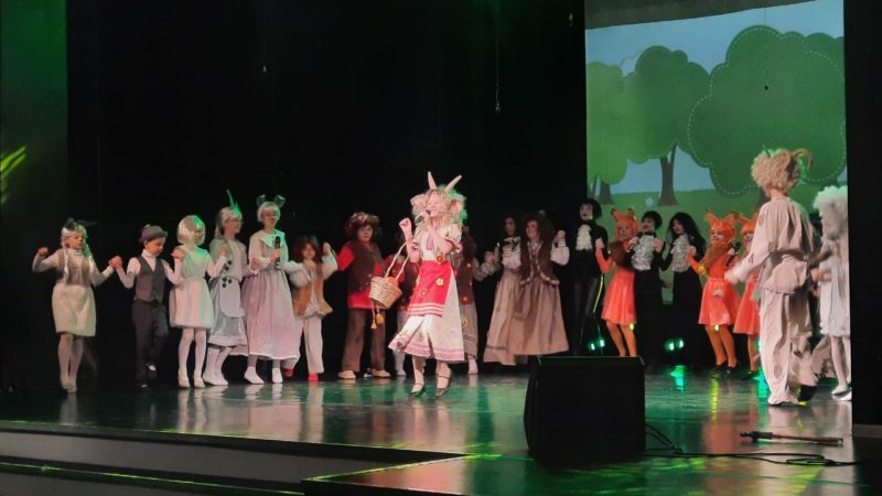 Юные ружане побывали на музыкальной сказке про волка и козлят